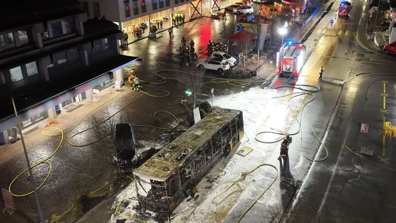 Mann zündet sich in Bus selbst an und tötet 5 weitere Personen