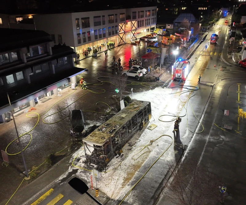 Mann zündet sich in Bus selbst an und tötet 5 weitere Personen