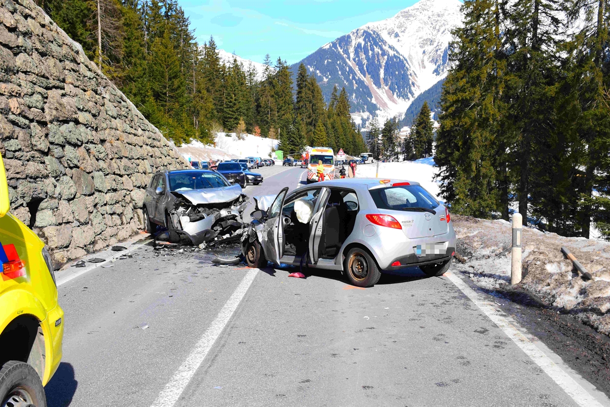 Unfall in Klosters: Frontalkollision fordert zwei verletzte Personen