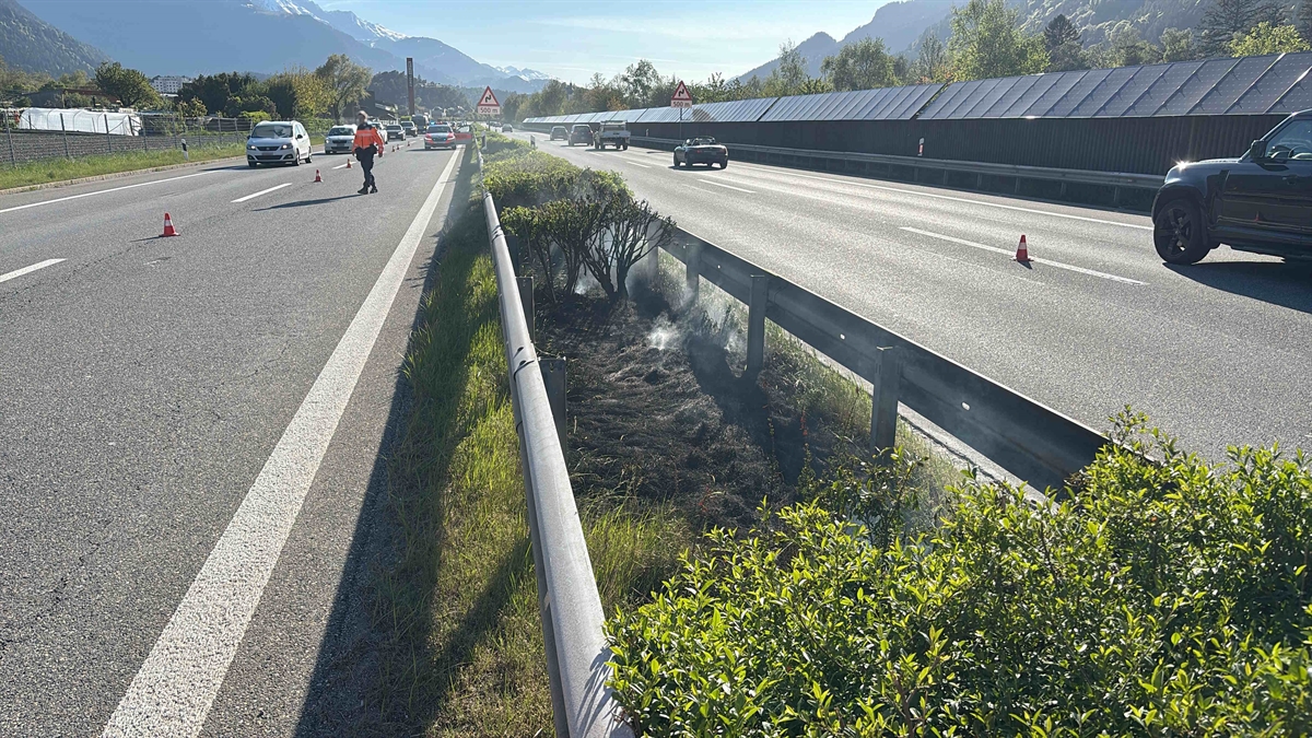 Ems: Verkehrsstau wegen brennendem Mittelstreifen – Brandursache mutmaßlich eine achtlos weggeworfene Zigarette