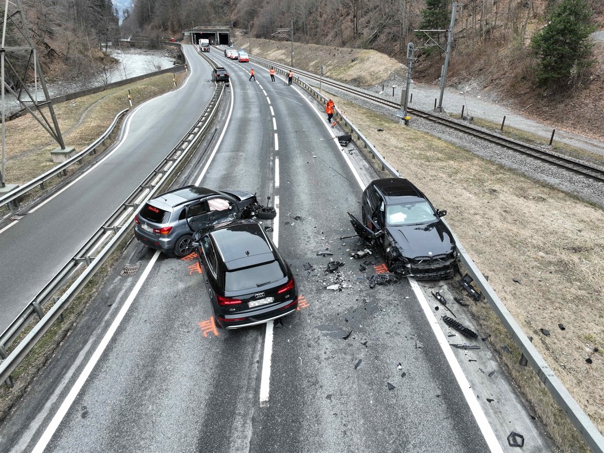 Seewis im Prättigau: Kollision zwischen zwei Personenwagen mit Folgekollisionen