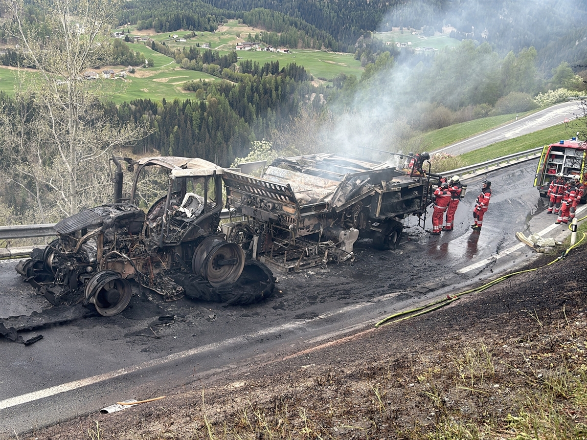 Trecker und Heutransporter brennen in Ftan aus