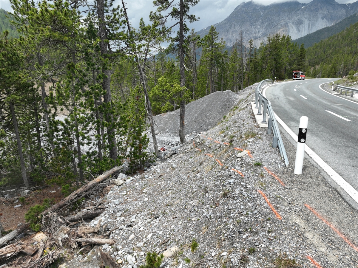 Unfall auf der Ofenbergstraße in Zernez: Motorradfahrer schwer verletzt – Windenbergung durch die Rega