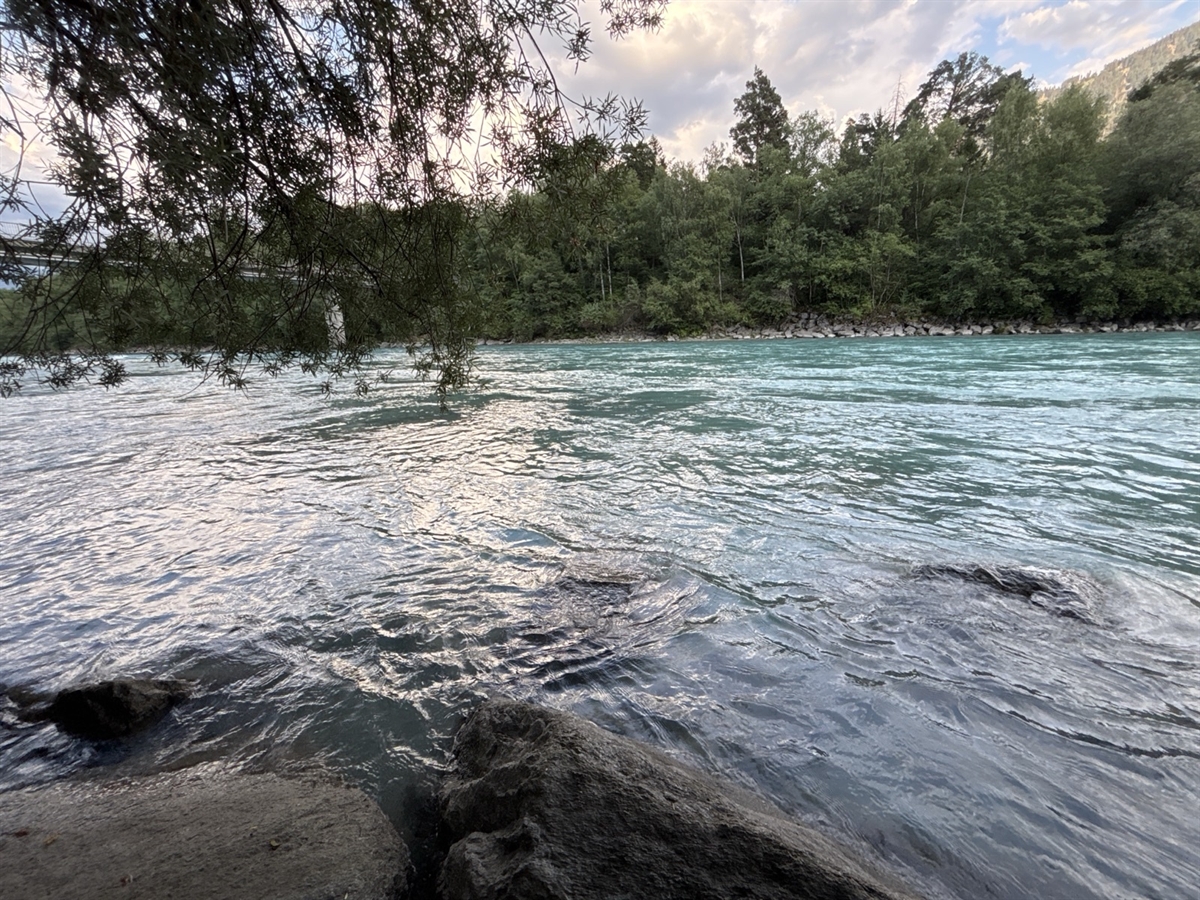 Chur: Badeunfall im Rhein +++ Kopfsprung ins Wasser +++ Mann (22) schwer verletzt
