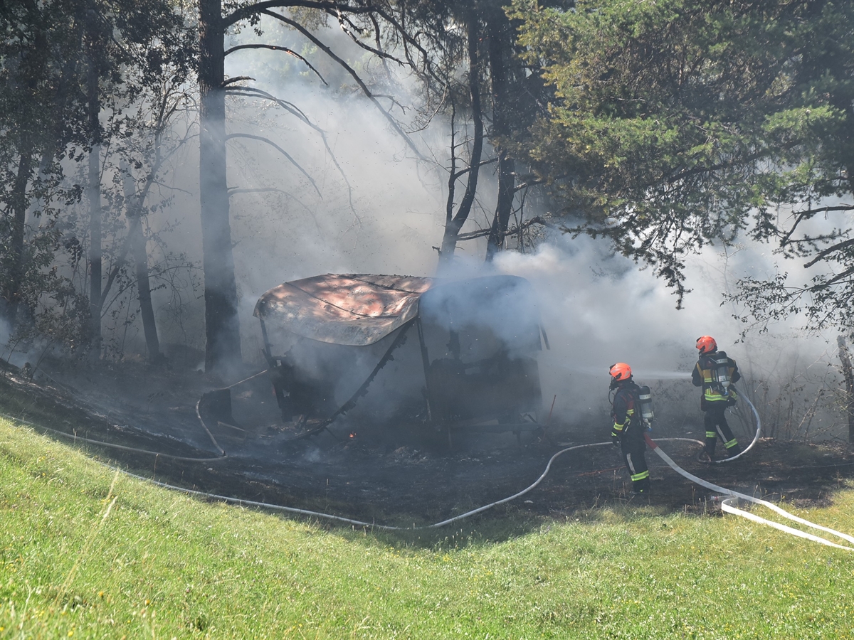 Feuerwehr Bonaduz/Rhäzüns im Einsatz: Bienenhaus am Waldrand von Bonaduz abgebrannt