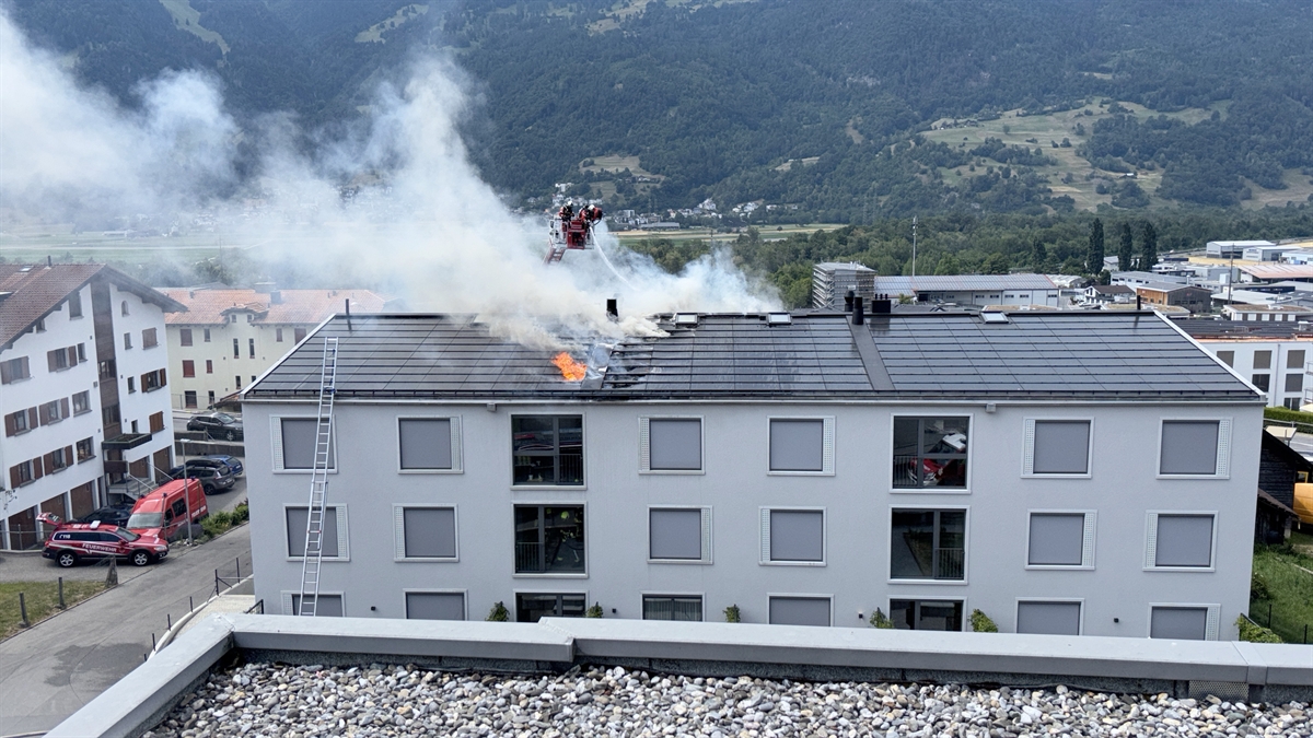 Feuerwehreinsatz Zizers wegen Solaranlage: Brand auf Mehrfamilienhaus