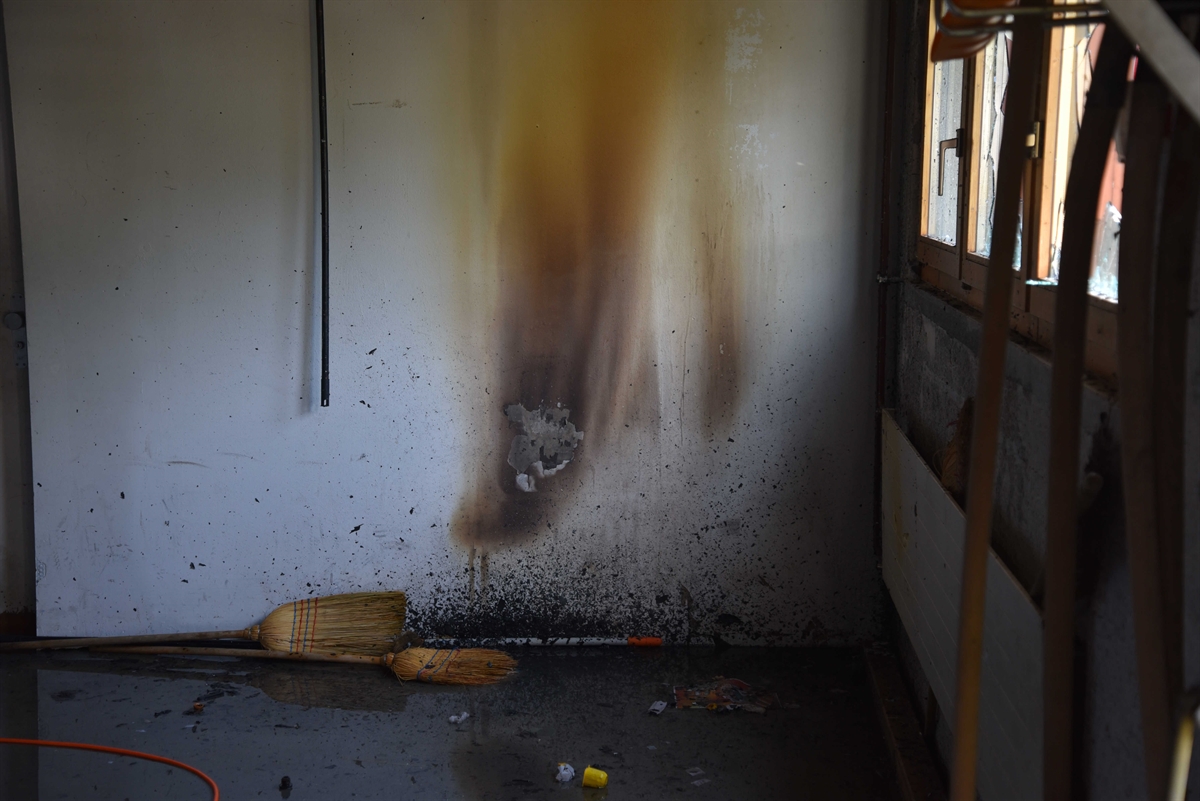 Trimmis: Brand in Asylunterkunft – Alles unbewohnbar – Schutzsuchender schlug erst Fenster ein, legte dann Feuer