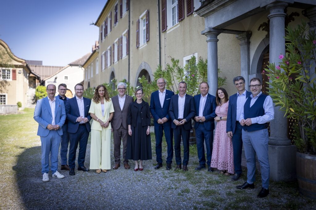 Die Regierungsdelegationen vor dem Schloss Salenegg in Maienfeld