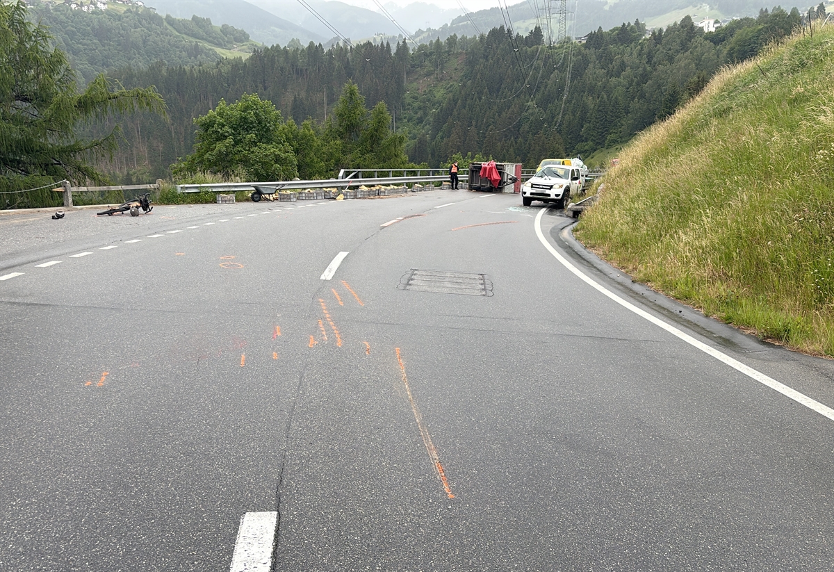 Disentis/Mustér: Drei Personen bei Verkehrsunfall verletzt