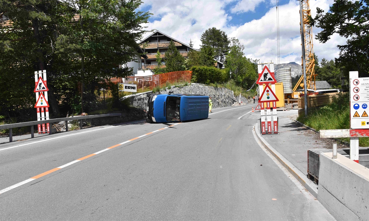 Unfall in Laax: Mißlungenes Überholmanöver – Lieferwagen kippt auf die Seite