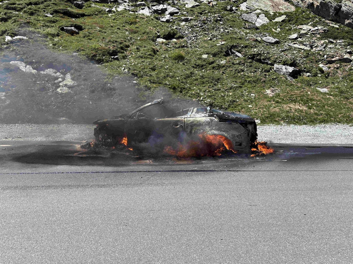 Fahrzeugbrand in Splügen: Auto brennt vollständig aus