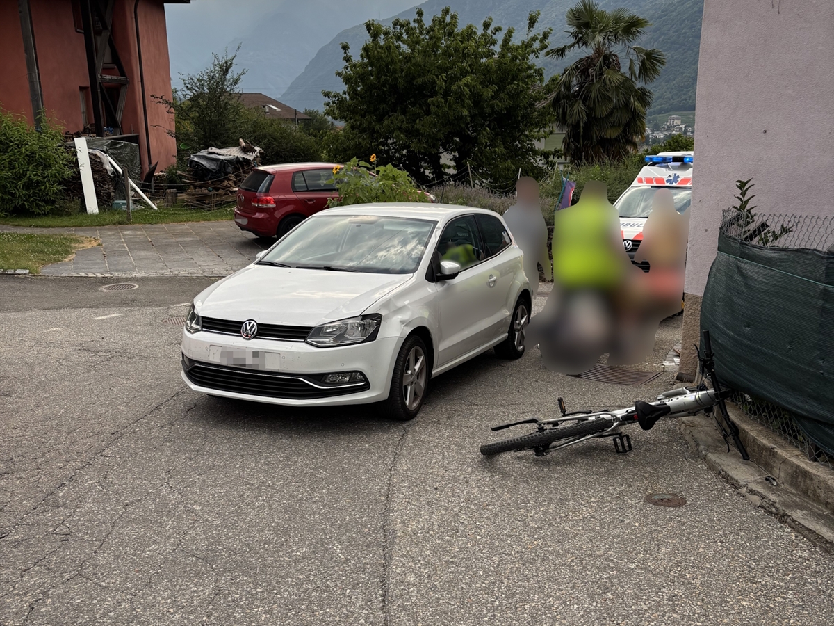 Unfall in Roveredo: Kollision zwischen Auto und Velo +++ Rega im Einsatz +++ Zeugen gesucht