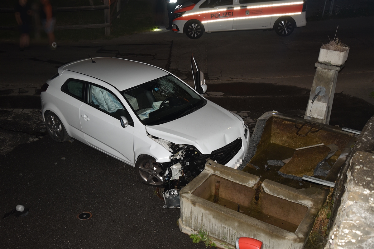 Unfall in Rodels: Lautes Quietschen, dann Knall +++ Fahrunfähig mit Dorfbrunnen kollidiert