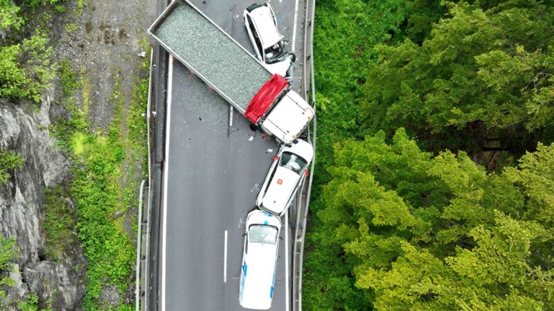 Unfall in Sils im Domleschg an der Schynstraße – Brechwerkzeug und Rega im EinsatzSils im Domleschg: Verkehrsunfall mit 4 Verletzten