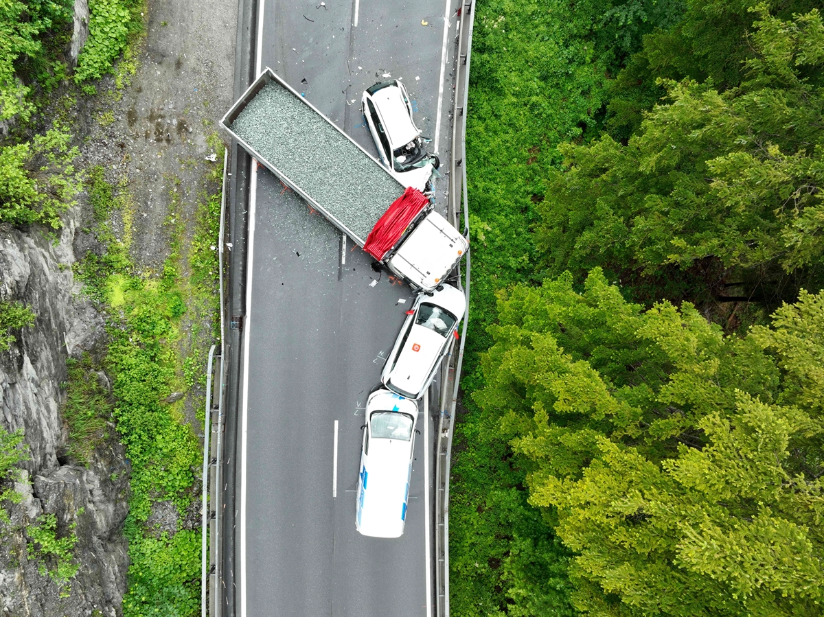 Unfall in Sils im Domleschg an der Schynstraße – Brechwerkzeug und Rega im EinsatzSils im Domleschg: Verkehrsunfall mit 4 Verletzten