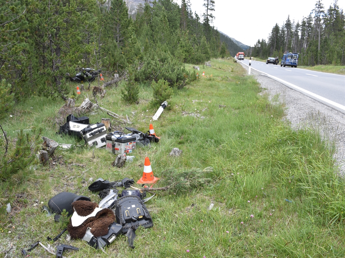 Zernez: Töfflenker schwer verletzt +++ Kollision bei doppeltem Überholmanöver an der Ofenbergstraße
