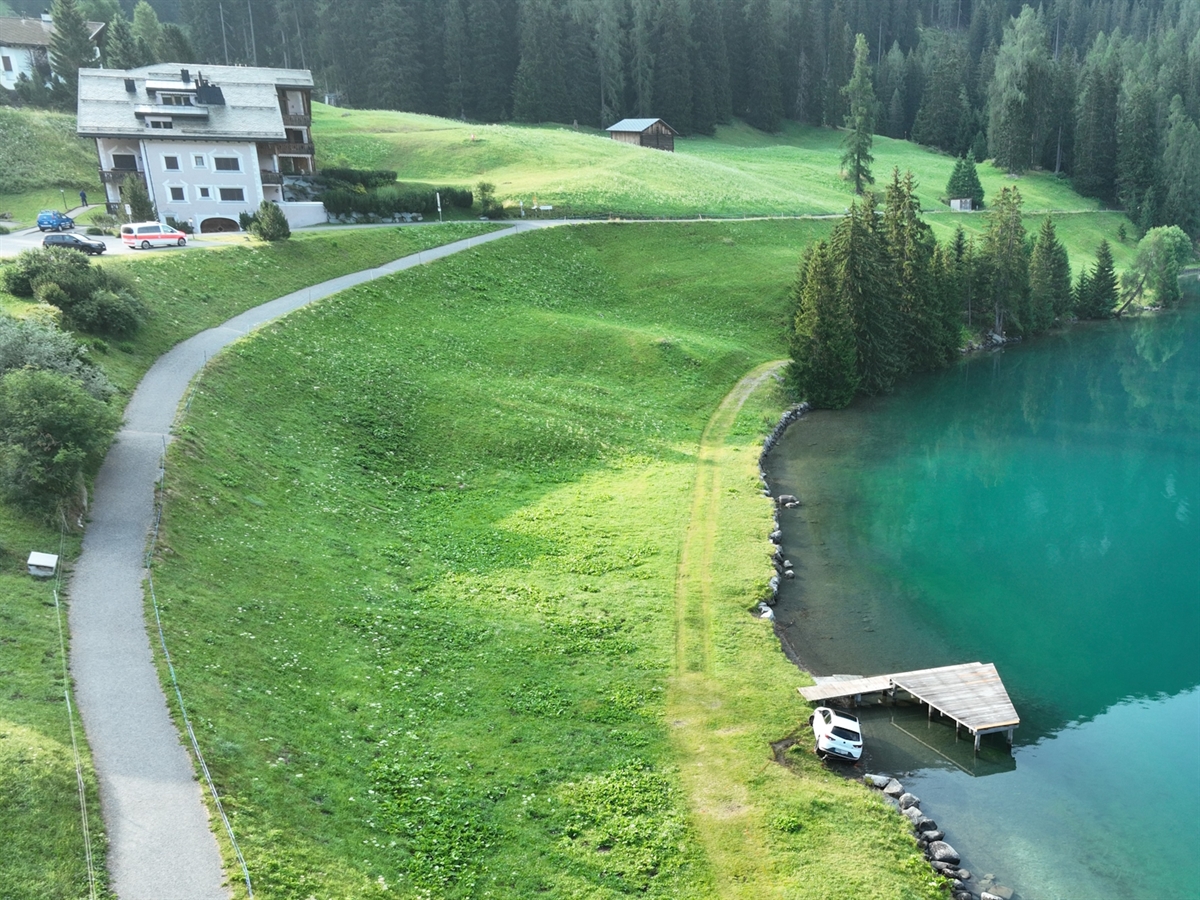 Davosersee: Auto am Seeufer stehengelassen