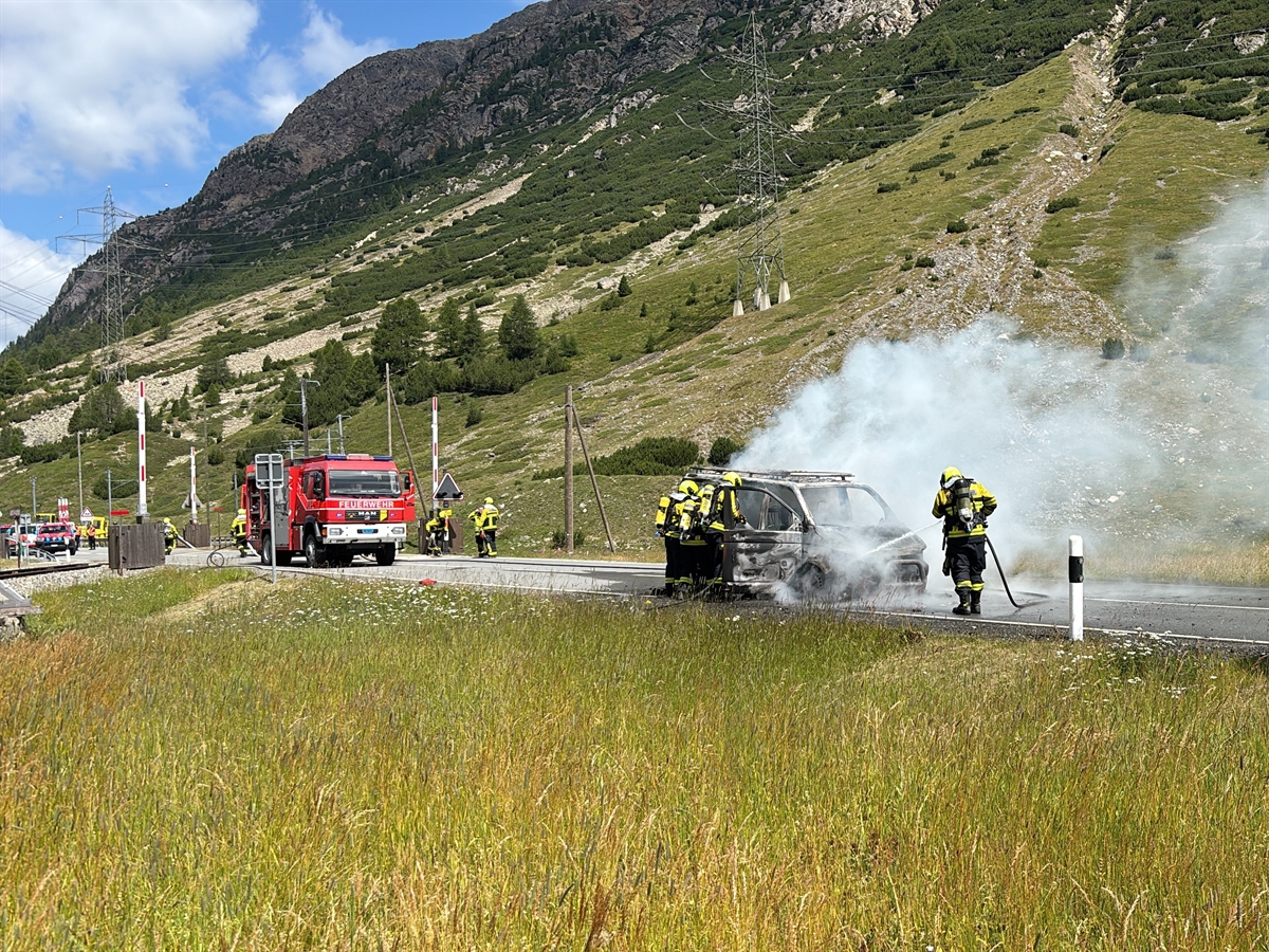 Weiterer Fahrzeugbrand in Graubünden: Auto auf Berninapaß in Pontresina ausgebrannt