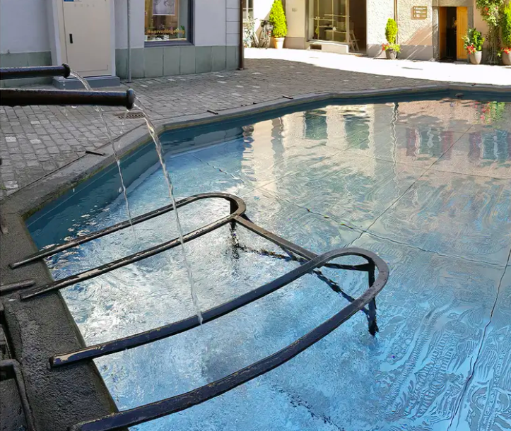 Churer Brunnen bieten Abkühlung und Trinkwasser und werden trotz Hitze nicht abgestellt.