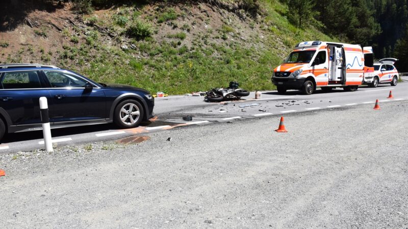 Scuol: Motorradfahrer bei mehreren Kollisionen verletzt +++ Rega im Einsatz