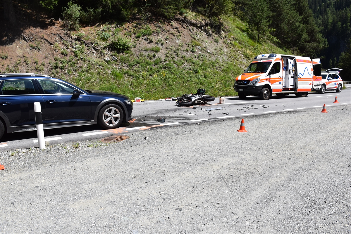 Scuol: Motorradfahrer bei mehreren Kollisionen verletzt +++ Rega im Einsatz
