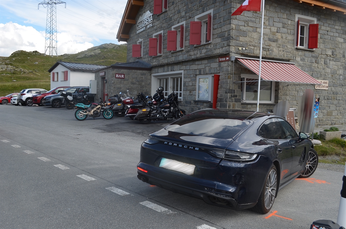 Unfall beim Bernina-Hospiz: 2 Personen bei Verkehrsunfall am Berninapaß verletzt