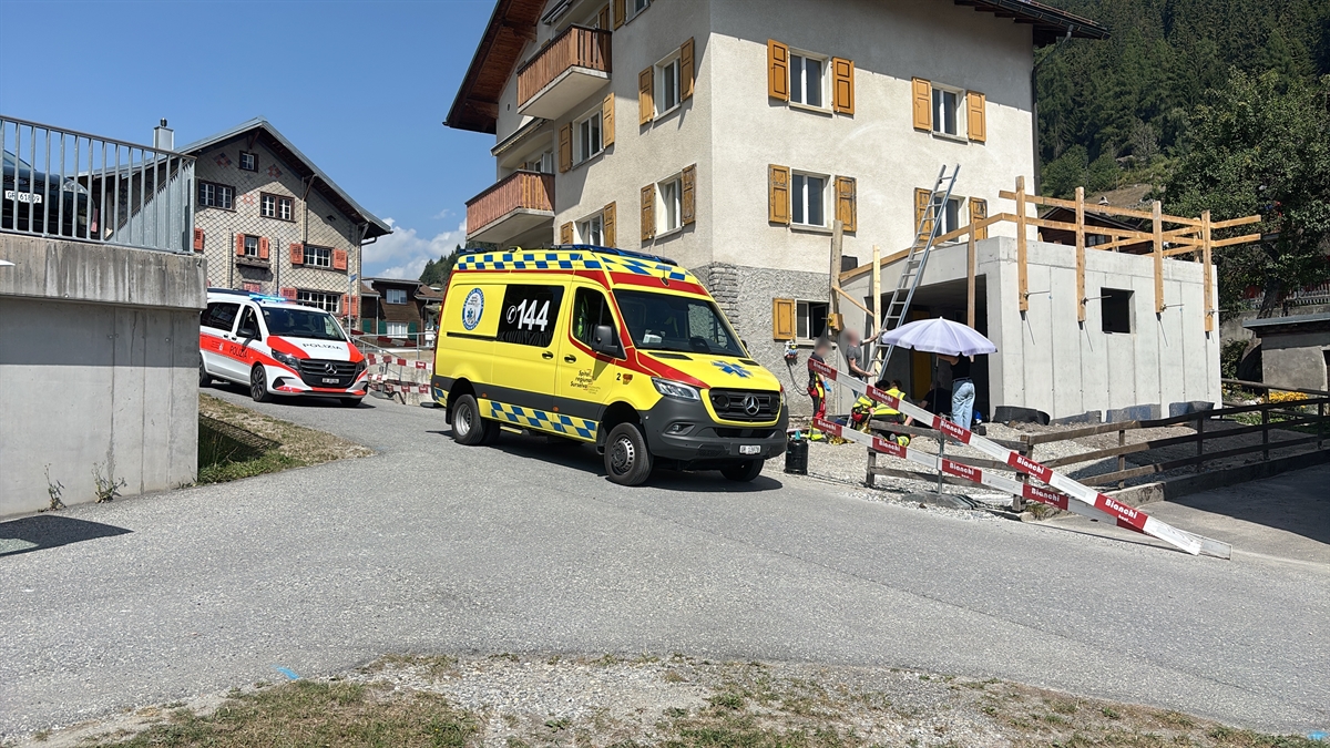 Unfall in Ruschein: Sturz von Garagendach – Mann schwer verletz