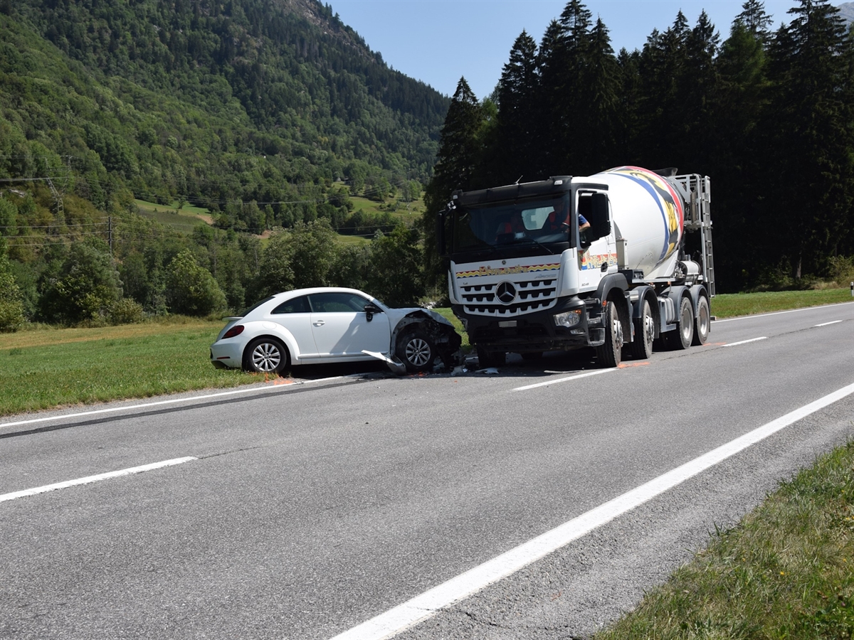 Unfall in Vicosoprano: Kollision zwischen Personenwagen und Lastwagen im Bergell