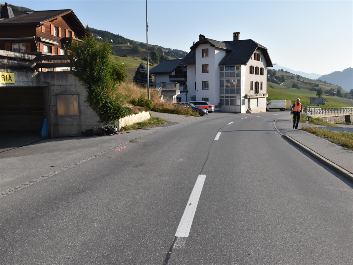 Vella: Kollision zwischen überholendem Motorrad und abbiegendem Auto