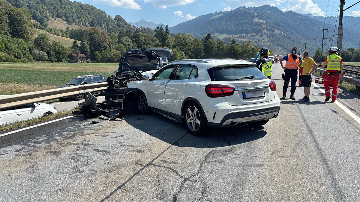 Unfall auf Nationalstraße zwischen Grüsch und Schiers: Heftige Frontalkollision mit Verletzten