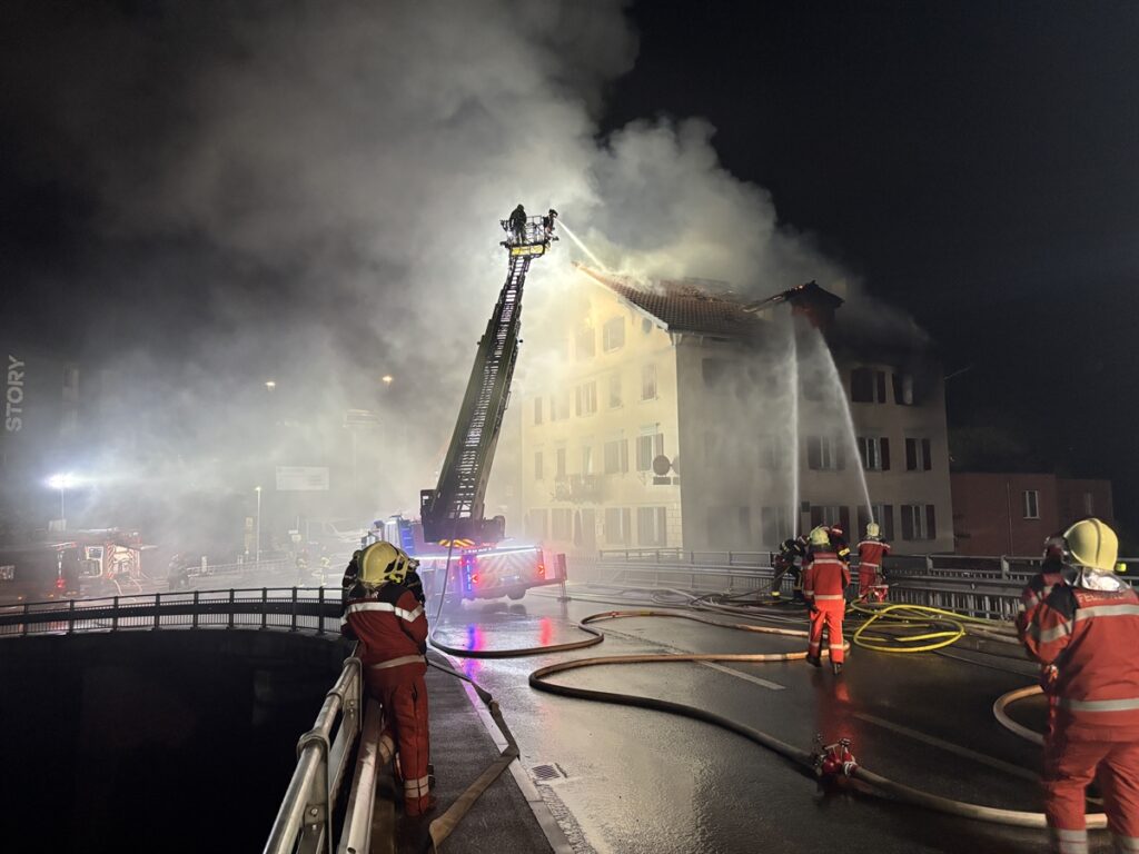 Die Meldung über den verheerenden Brand ging kurz nach Mitternacht bei der Kantonspolizei am frühen heutigen Freitagmorgen des 21. August 2026 ein.