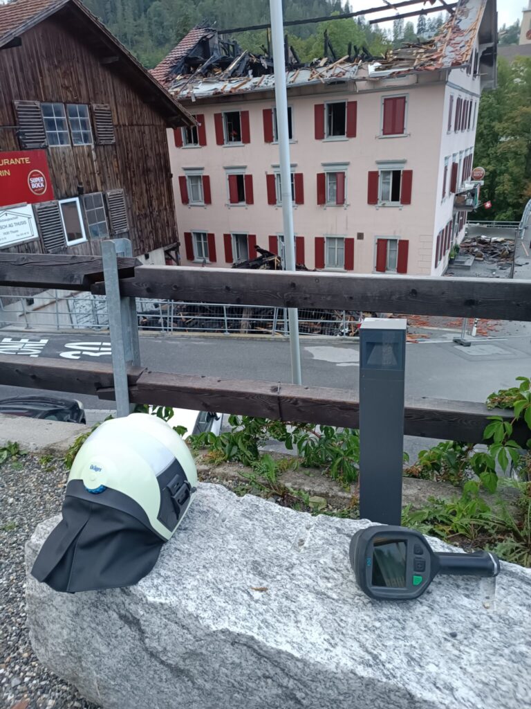Die Feuerwehren sind mit Wärmesuchgeräten aktiv.