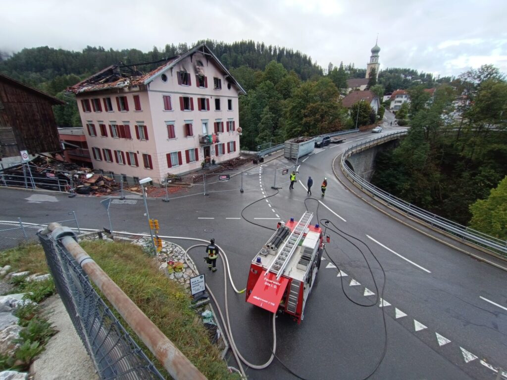 Die Brandruine des Restaurant Beverin in Thusis.