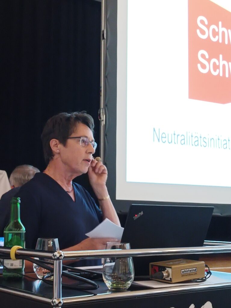 Monika Fry leitet den Abend ein.