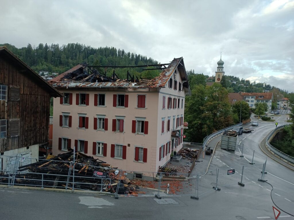 Die Brandruine des Restaurant Beverin in Thusis.