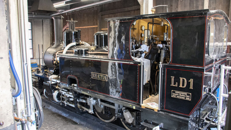 Die Rückkehr der Lok 1 der Rhätischen Bahn: Einweihung der Dampflok RHÆTIA mit eigener «Operette am Gleis»