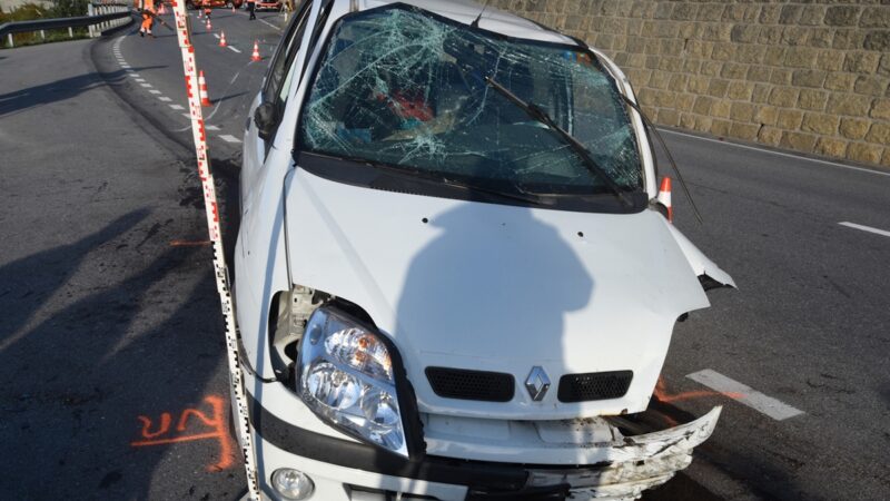 Disentis: Verletzte bei Verkehrsunfall auf der Oberalpstraße +++ Lenker mußte mit Brechwerkzeug befreit werden