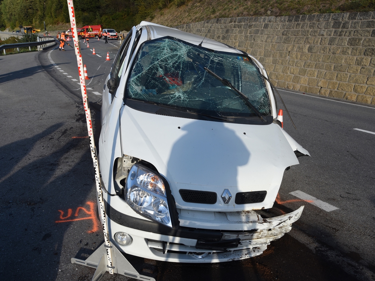 Disentis: Verletzte bei Verkehrsunfall auf der Oberalpstraße +++ Lenker mußte mit Brechwerkzeug befreit werden