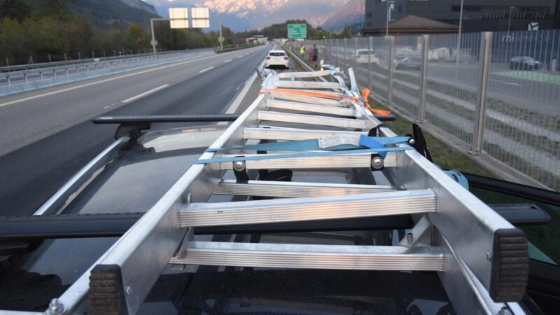 A13 bei Ems: Leiter zerstört Auto
