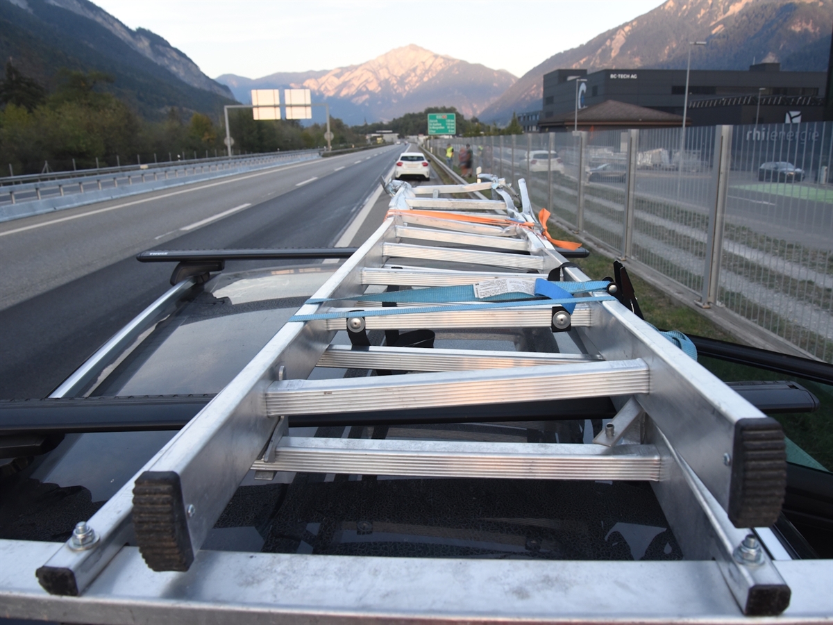 A13 bei Ems: Leiter zerstört Auto