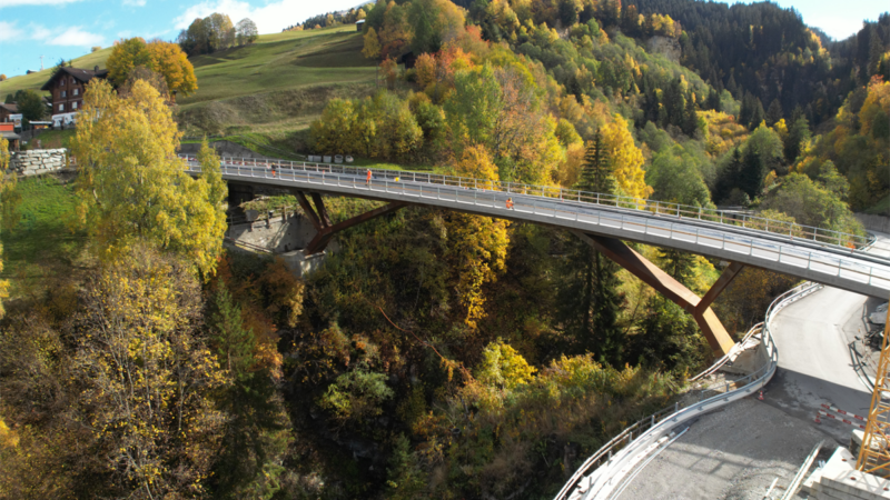 Neue St. Petersbachbrücke in Obersaxen ist eröffnet
