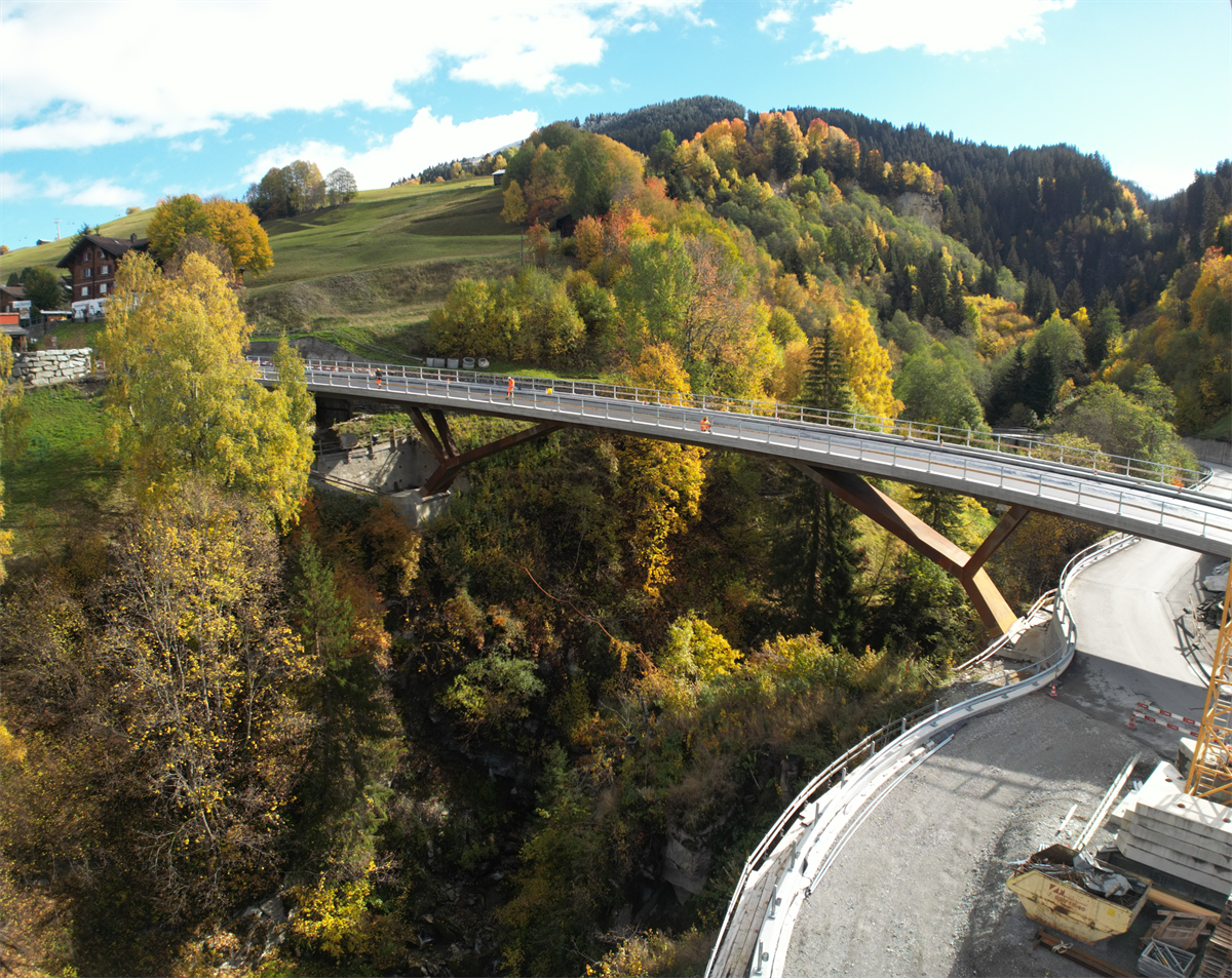 Neue St. Petersbachbrücke in Obersaxen ist eröffnet