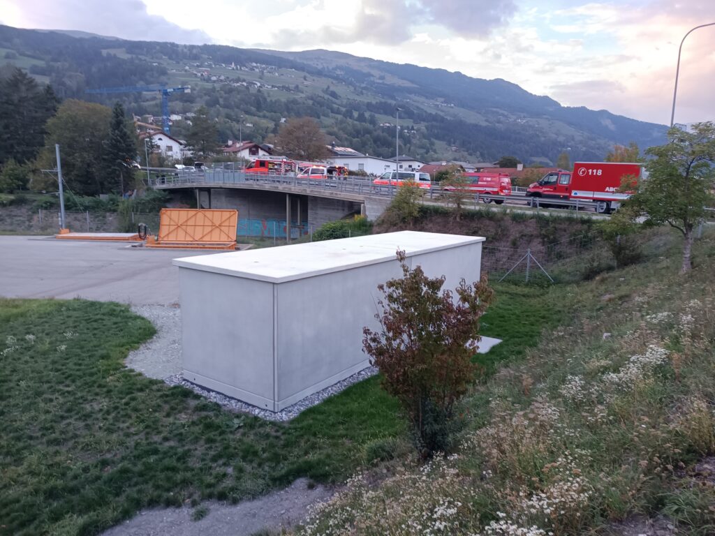 Zahlreiche Blaulichtfahrzeuge waren beim Unfall an der Fürstenauerstraße in Thusis Abzweigung Caznerwiesen im Einsatz.