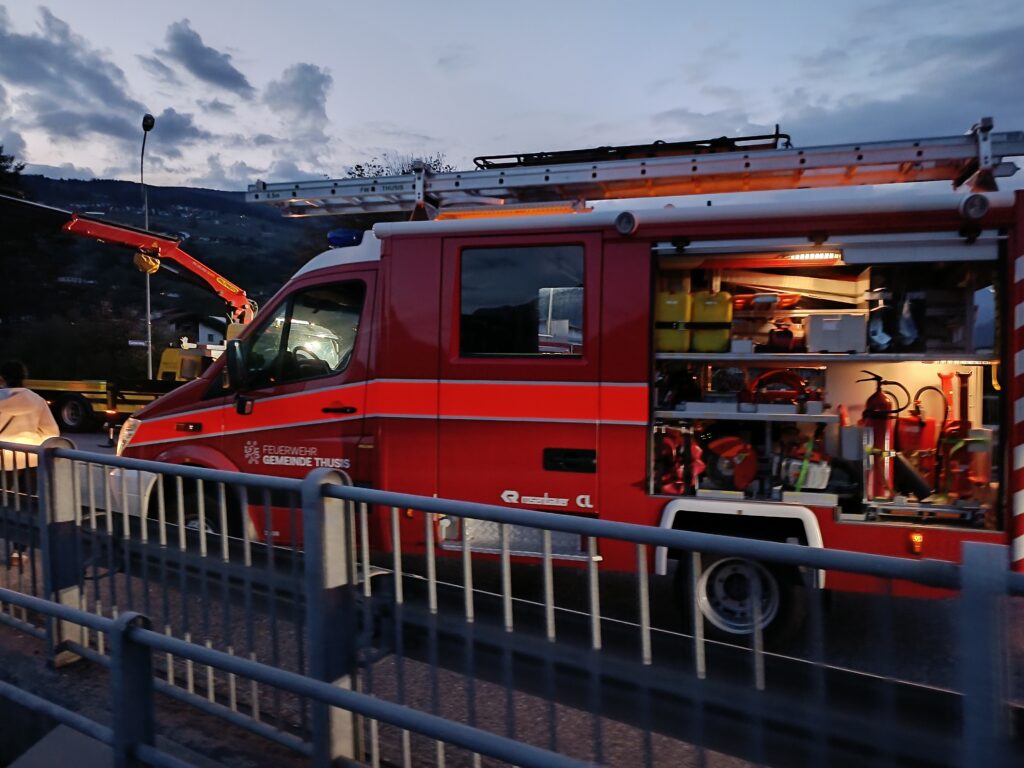 Die Feuerwehr Thusis war bei dem Unfall im Einsatz.