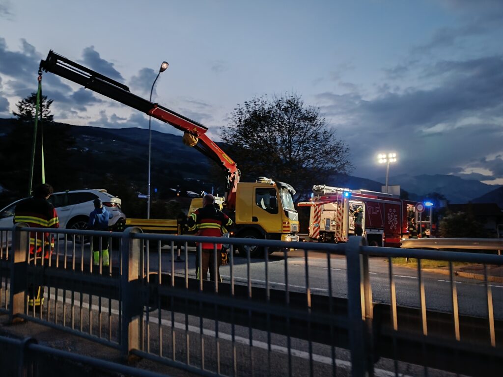 Beim Unfall erlitten 2 Autos augenscheinlich Totalschaden, die Bergungsarbeiten wurden mit Spezialfahrzeugen durchgeführt.