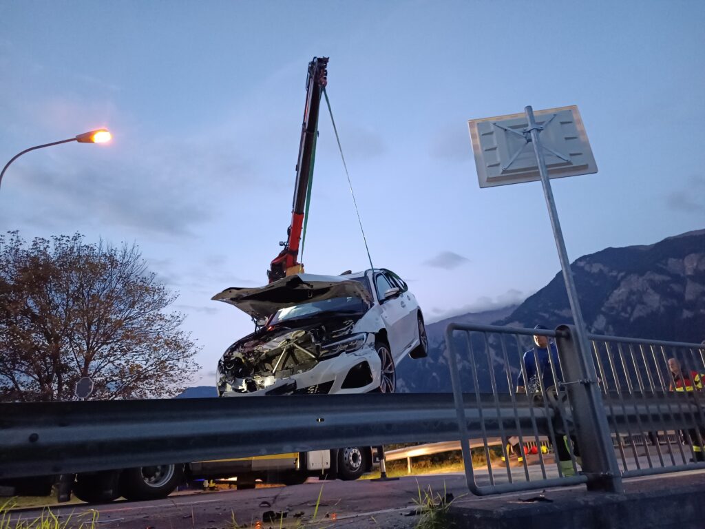 Beim Unfall in Thusis kam bei der Fahrzeugbergung ein Kran zum Einsatz