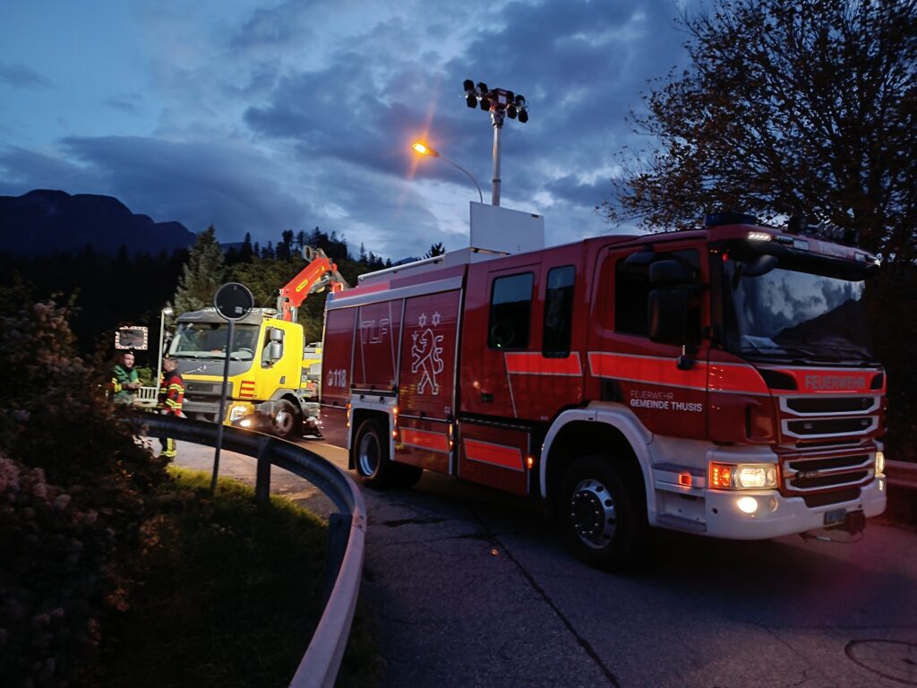 Die Feuerwehr war bei Unfall nahe der Straße zu den Caznerwiesen (Caznerweg) mit zahlreichen Fahrzeugen im Einsatz