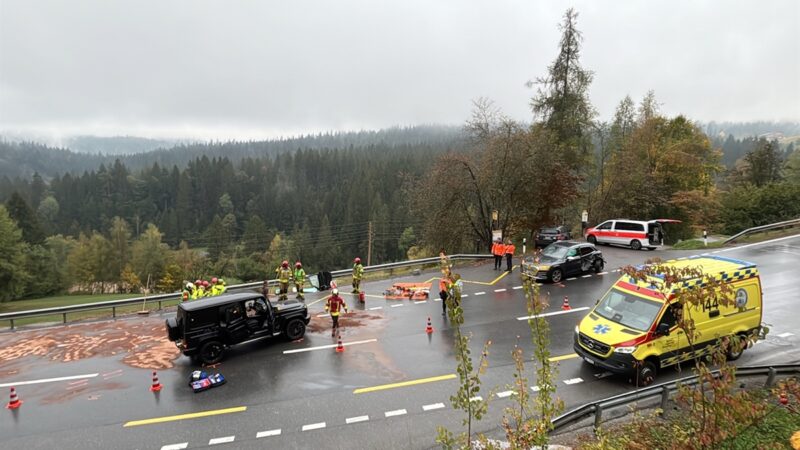 Unfall in Flims: Sattelauflieger kollidiert mit Fahrzeugen